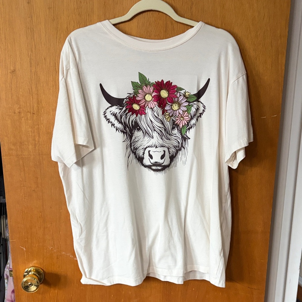 💕3/$25💕Highland cow Cream Graphic Tee